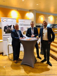 Michael John am Stand der QRC mit Karsten Wannick (OffTEC) und Steffen Schacht (GS-System Nord GmbH)